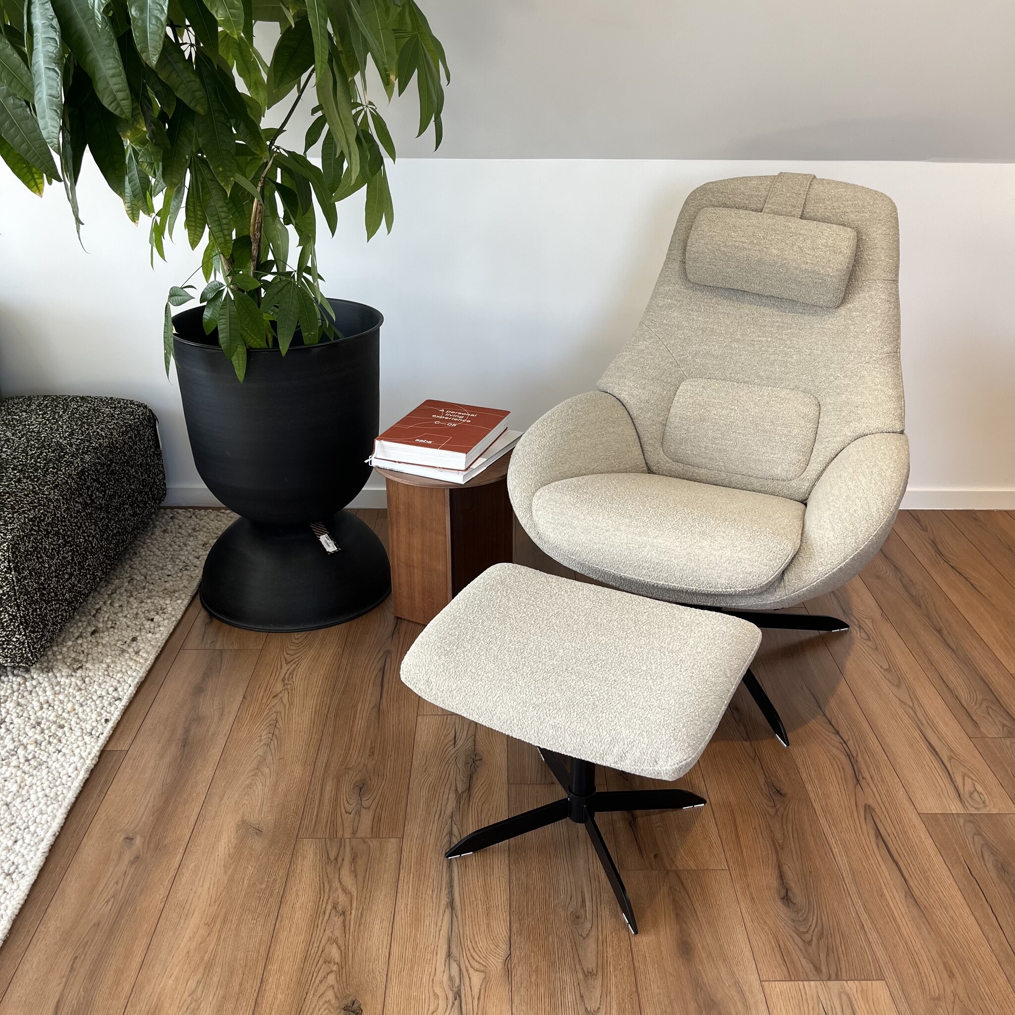 Bolia Saga Armchair with return swivel function with footstool and headrest - Paza Sand, Black Lacquered Steel