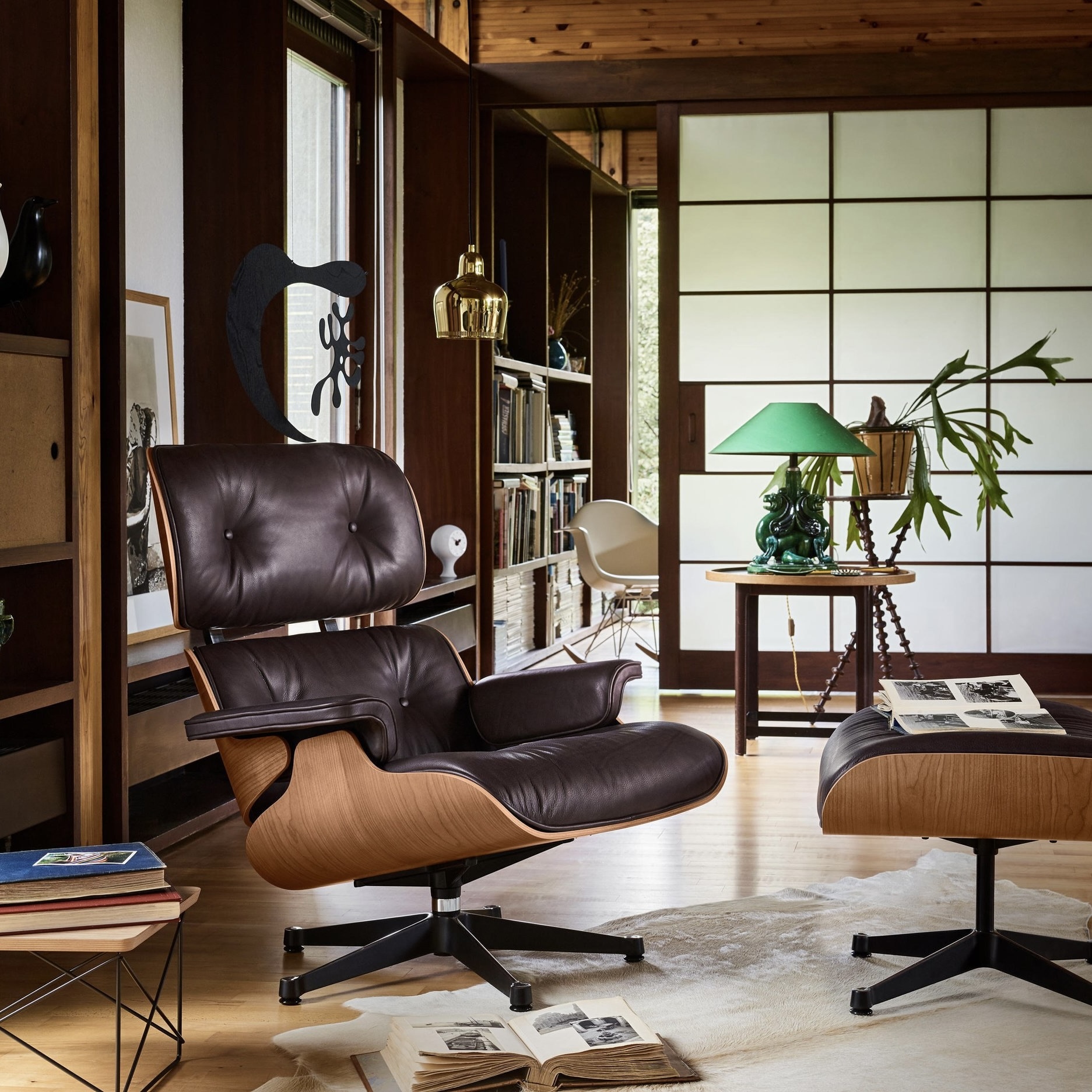Vitra Eames Lounge Chair - Leder Premium Umbra Grey/Notenhout Zwart Gepigmenteerd