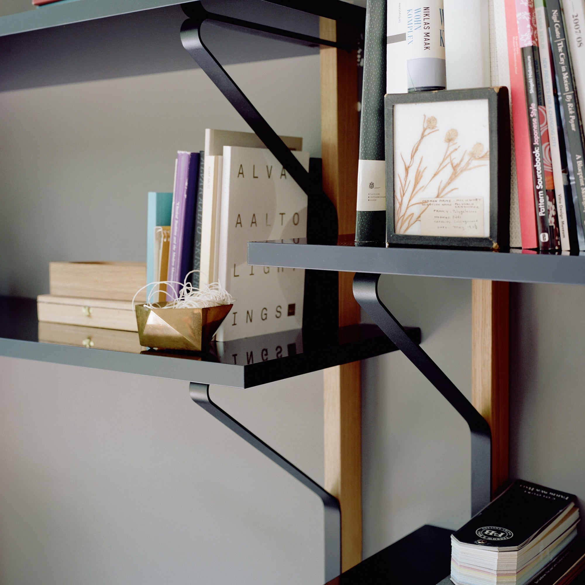 Artek Kaari Wall Shelf REB 008 - Solid Oak/Melamin