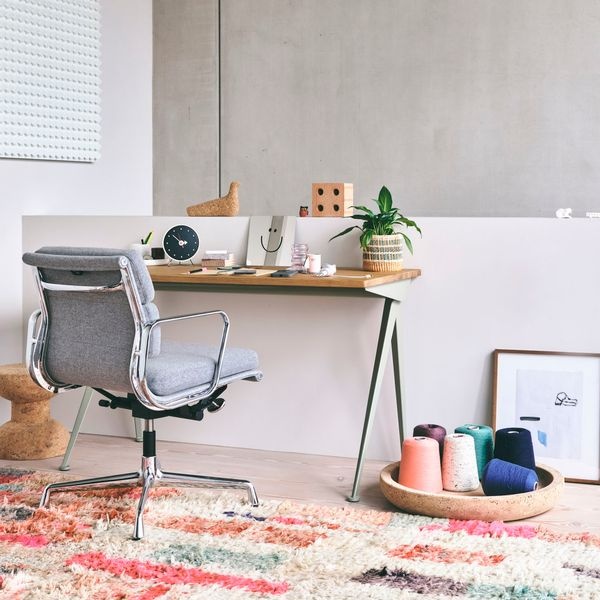 Vitra Soft Pad Chair EA231 met armleuning - Bordeaux/Cosy2 Chestnut