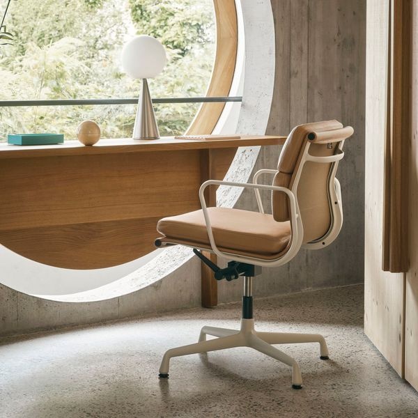 Vitra Soft Pad Chair EA231 met armleuning - Bordeaux/Cosy2 Chestnut