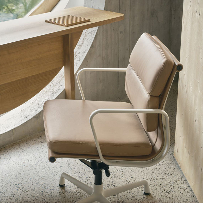 Vitra Soft Pad Chair EA231 met armleuning - Bordeaux/Cosy2 Chestnut