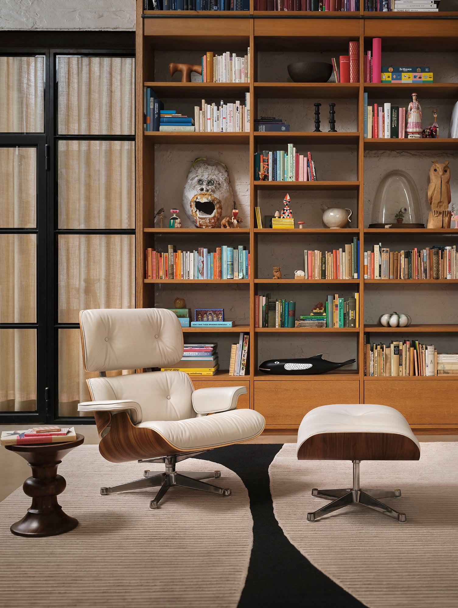 Vitra Eames Lounge Chair XL + Ottoman - Leder Premium F Olive/Notenhout Zwart Gepigmenteerd/Gepolijst Zijkant zwart