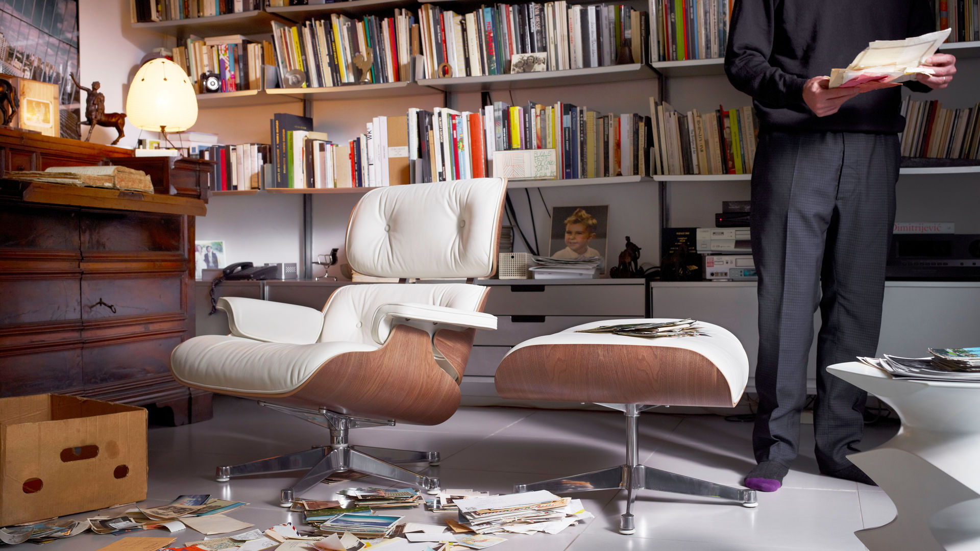 Vitra Eames Lounge Chair XL + Ottoman - Leder Premium F Olive/Notenhout Zwart Gepigmenteerd/Gepolijst Zijkant zwart