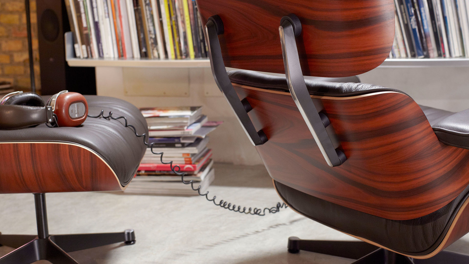 Vitra Eames Lounge Chair XL + Ottoman - Leder Premium F Olive/Notenhout Zwart Gepigmenteerd/Gepolijst Zijkant zwart