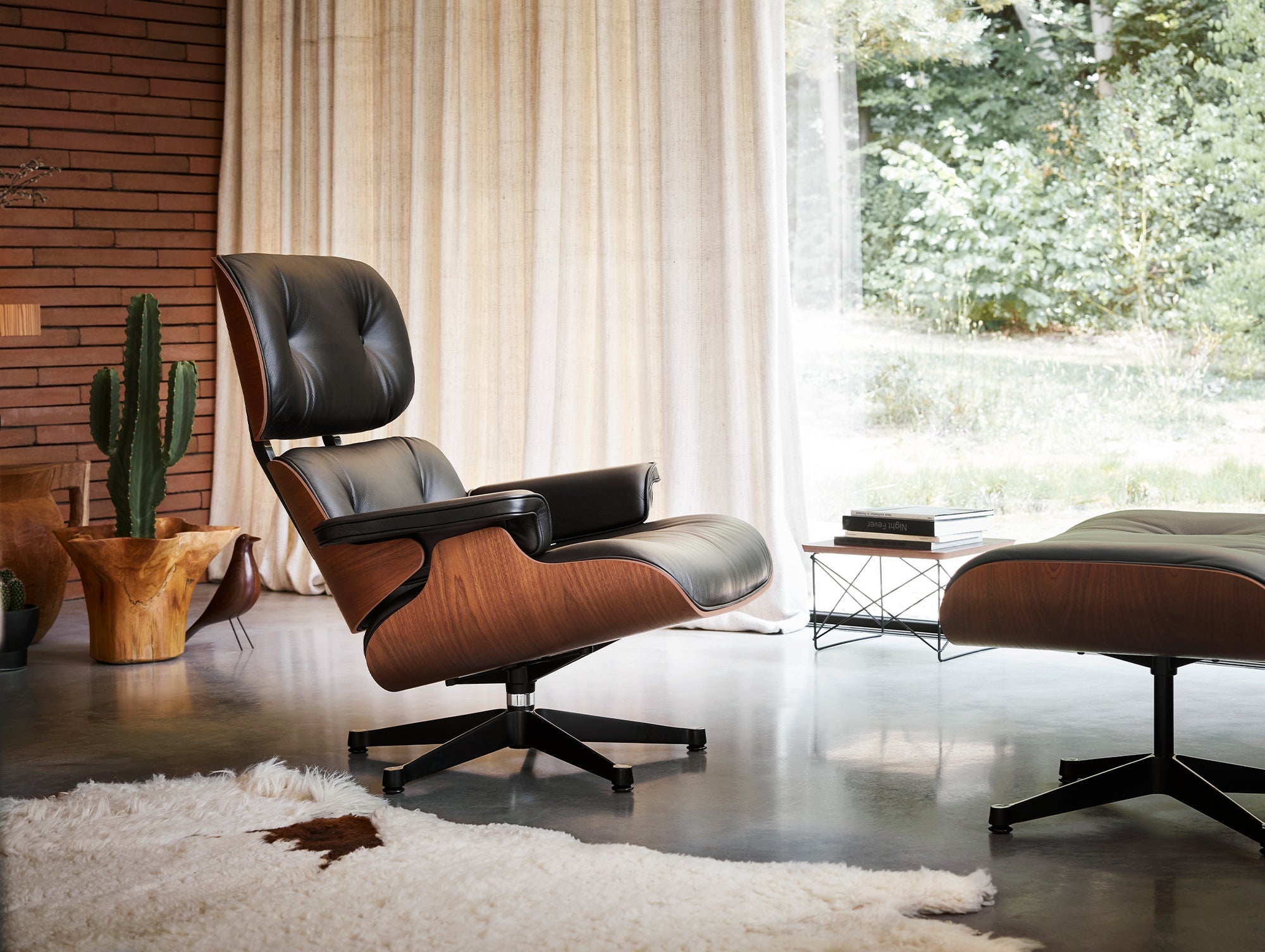 Vitra Eames Lounge Chair XL + Ottoman - Leder Premium F Olive/Notenhout Zwart Gepigmenteerd/Gepolijst Zijkant zwart