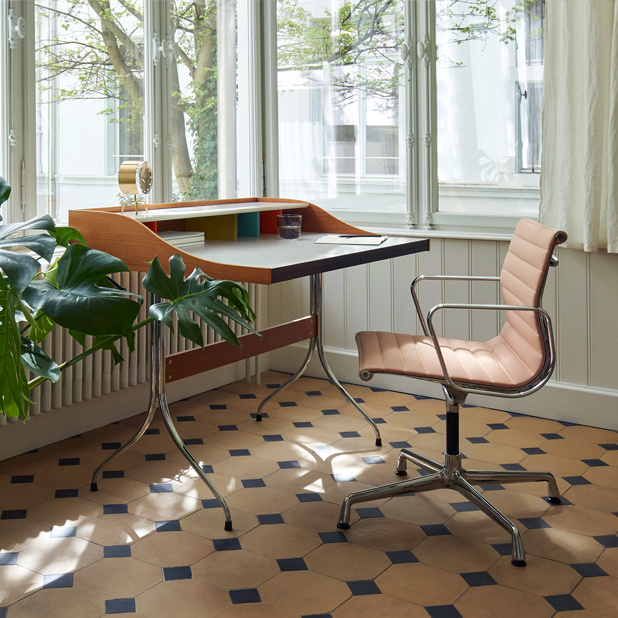 Vitra Aluminium Chair EA 117