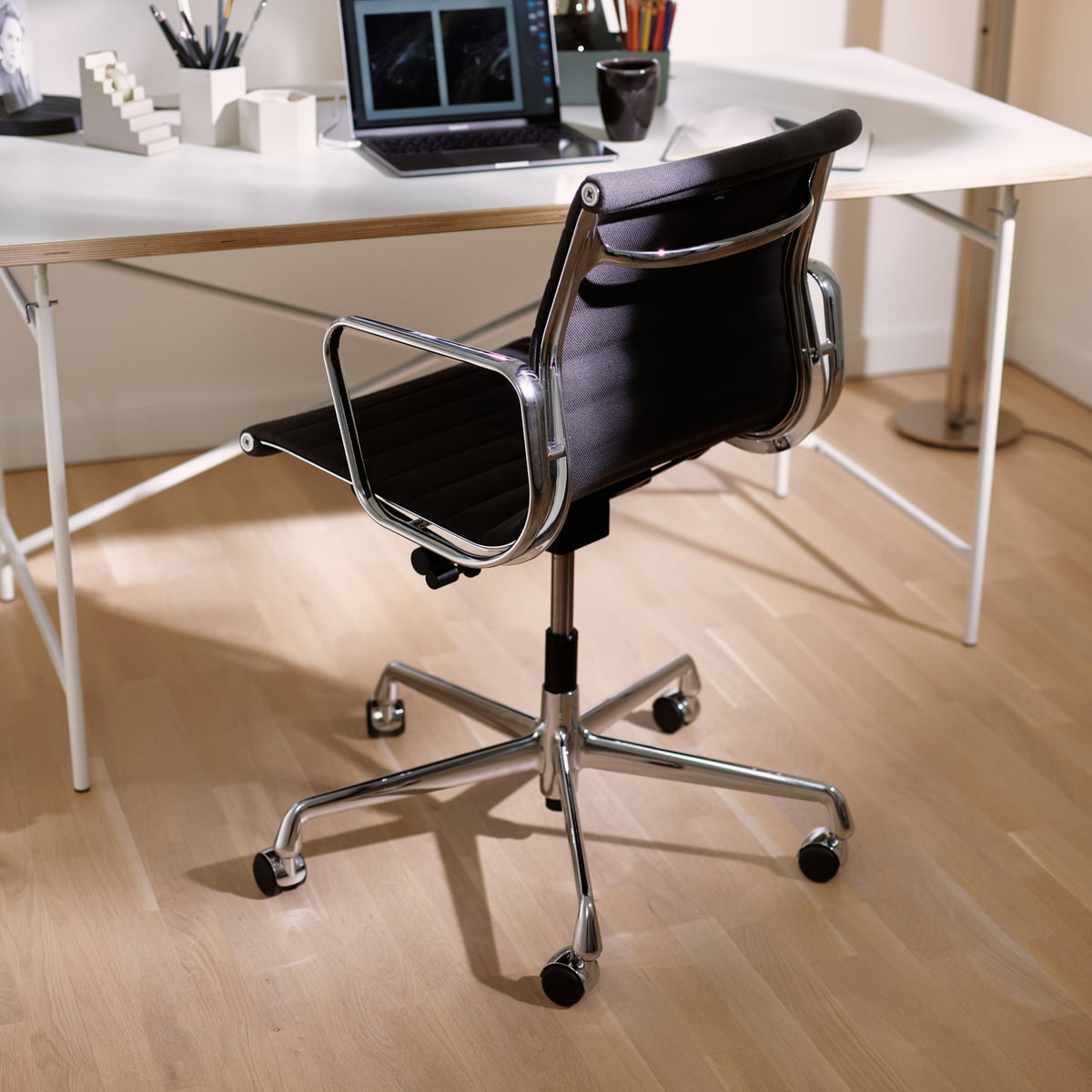 Vitra Aluminium Chair EA 117