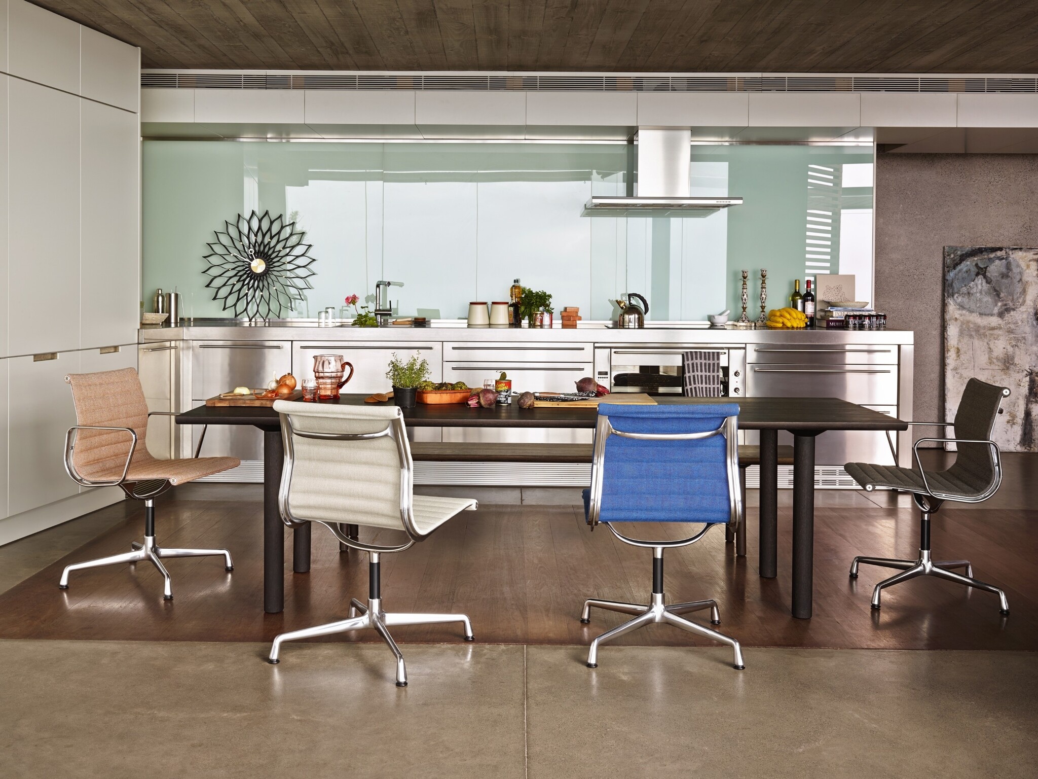 Vitra Aluminium Chair EA 117