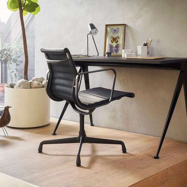 Vitra Aluminium Chair EA 117