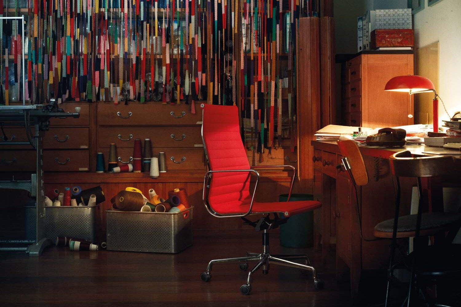 Vitra EA 119 Chair - Premium Leder 61 Umbra Grey/Zwart Frame