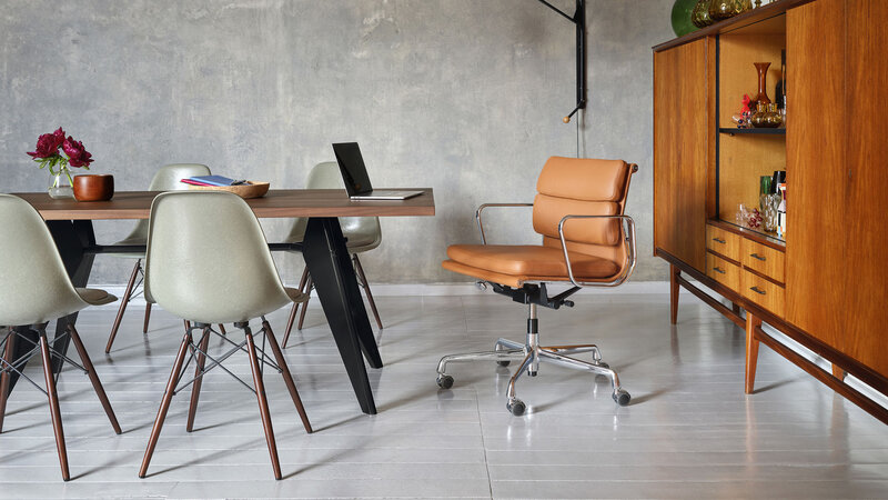 Vitra EA 217 Chair - Cosy 2 Pebble Grey/Verschroomd Frame