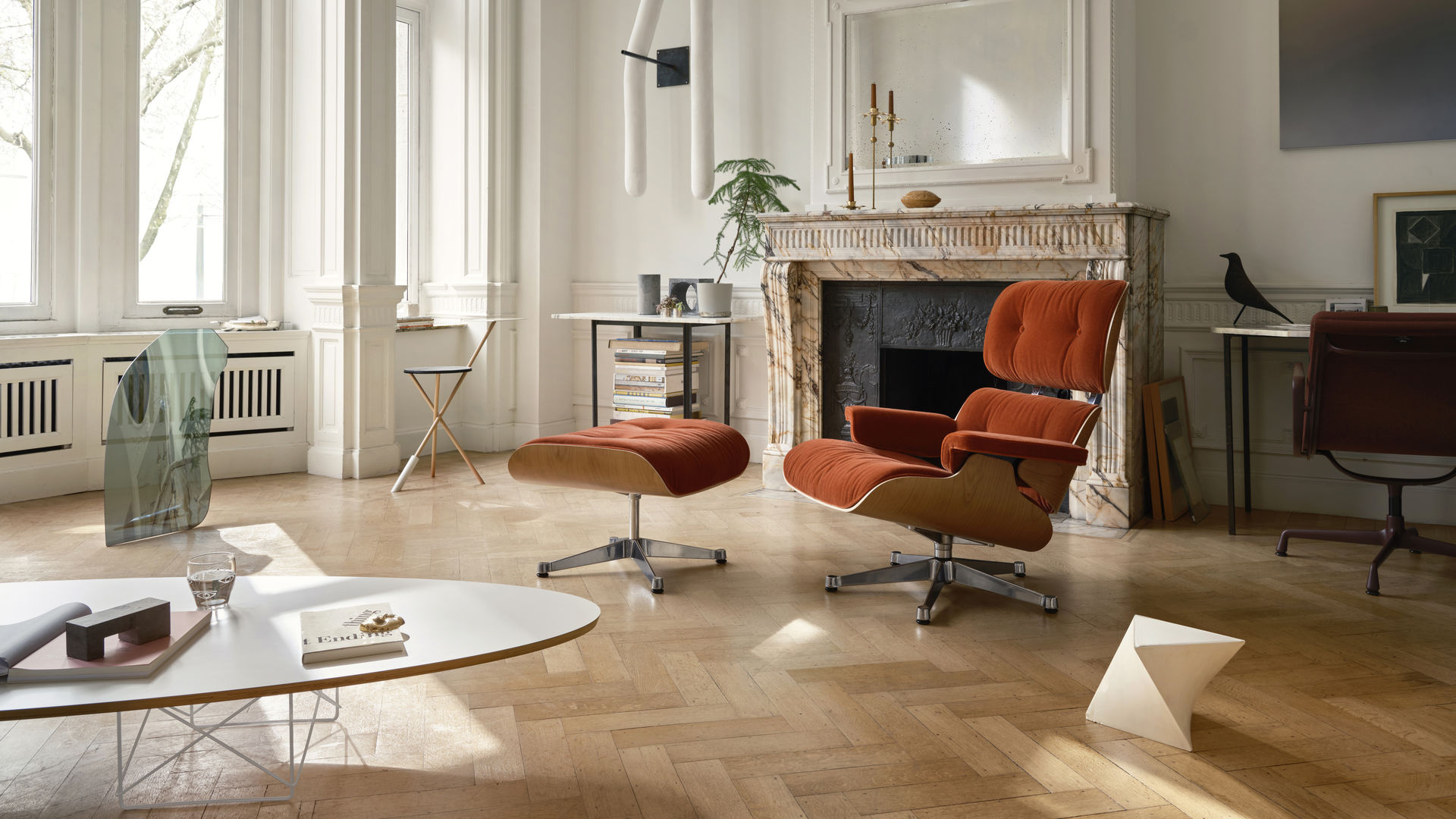 Vitra Eames Lounge Chair + Ottoman - Calma Cognac/Kastanje Naturel Gelakt/Gepolijst Aluminium