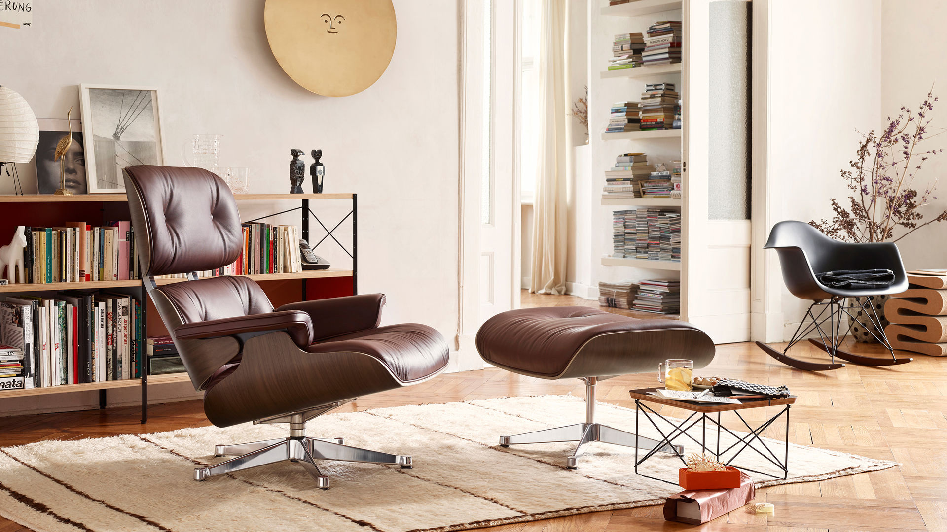Vitra Eames Lounge Chair + Ottoman - Leather Premium F Brandy/Notenhout Donker Gelakt/Gepolijst Aluminium