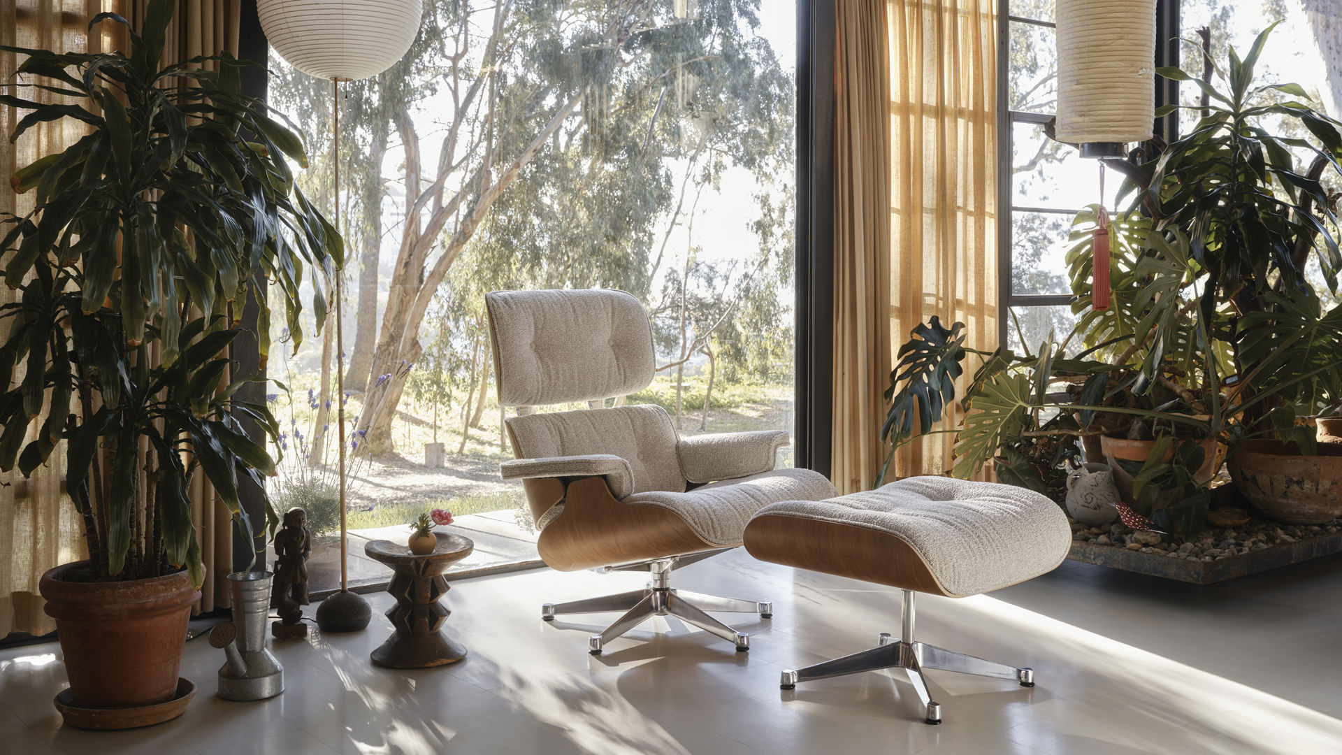 Vitra Eames Lounge Chair + Ottoman - Nubia Cream Sand/American Cherry/Gepolijst Aluminium