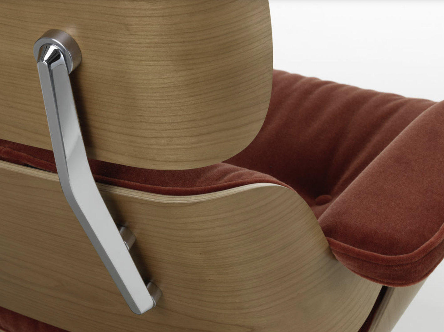 Vitra Eames Lounge Chair + Ottoman - Calma Brandy/Kersen Naturel Gelakt/Gepolijst Aluminium