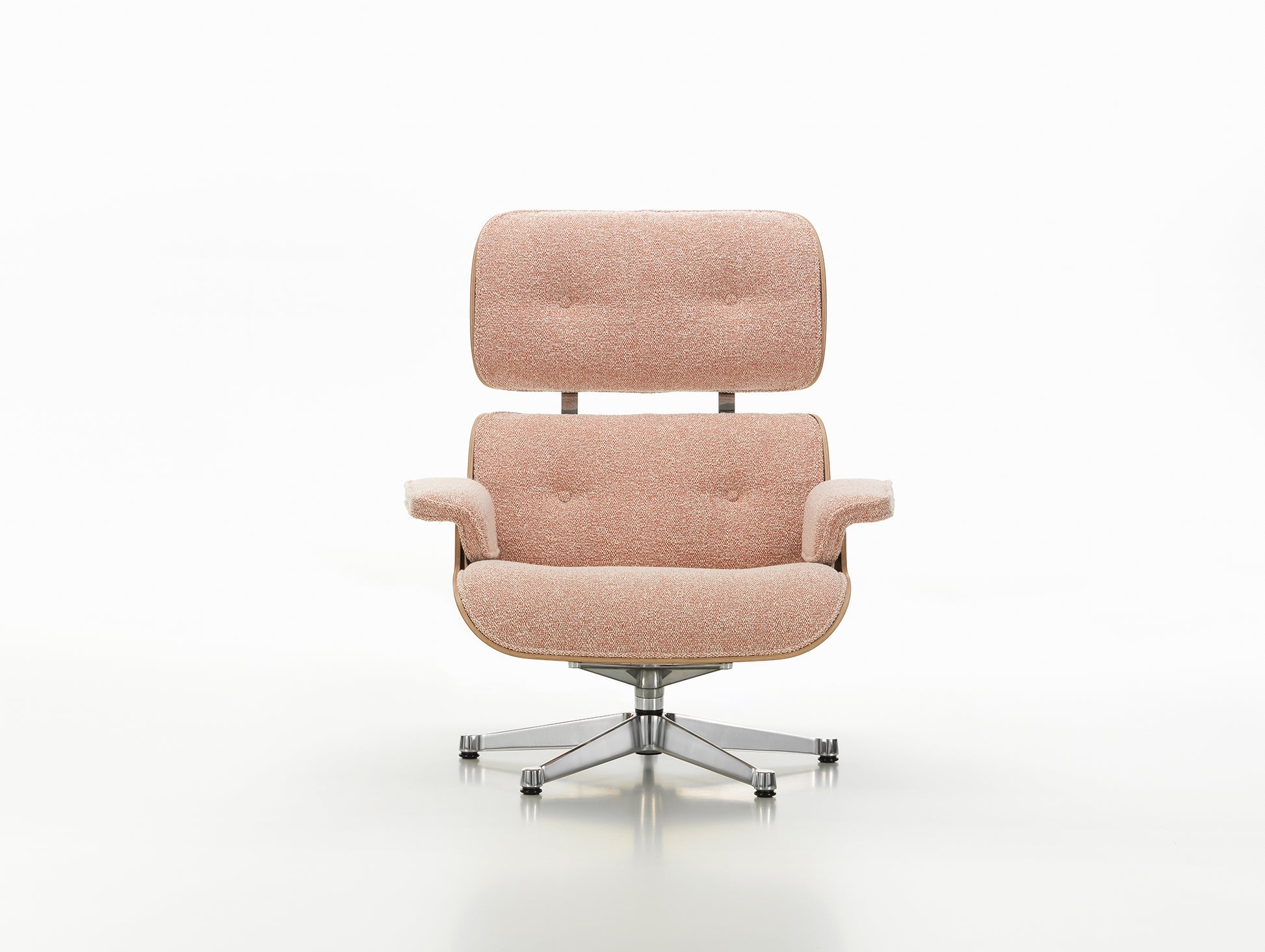 Vitra Eames Lounge Chair + Ottoman - Nubia Ivory Peach/Notenhout Naturel Gelakt/Gepolijst Aluminium