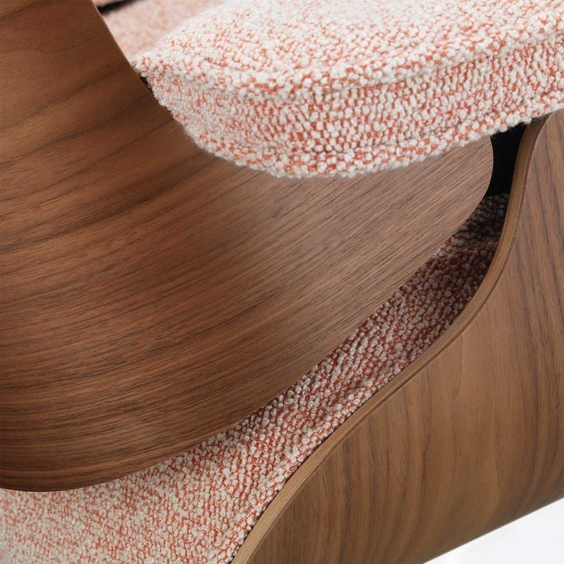 Vitra Eames Lounge Chair + Ottoman - Nubia Ivory Peach/Notenhout Naturel Gelakt/Gepolijst Aluminium