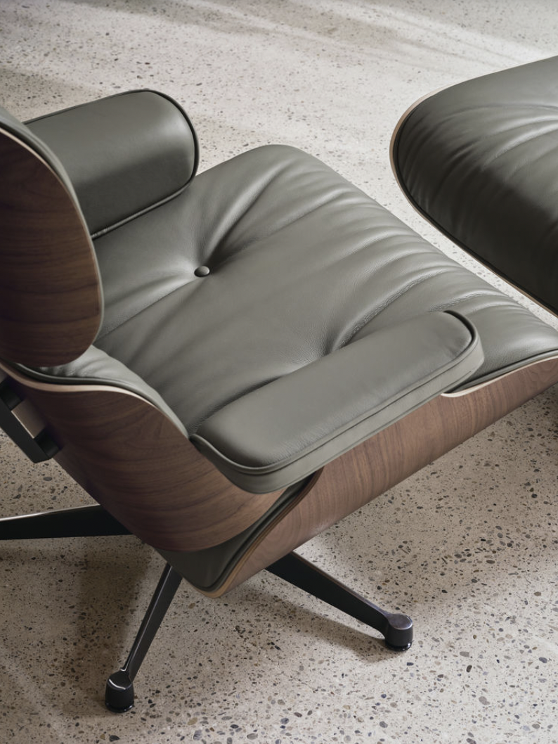 Vitra Eames Lounge Chair + Ottoman - Leather Premium F Khaki /Notenhout Donker Gelakt/Gepolijst Aluminium en Diepzwarte Zijkanten