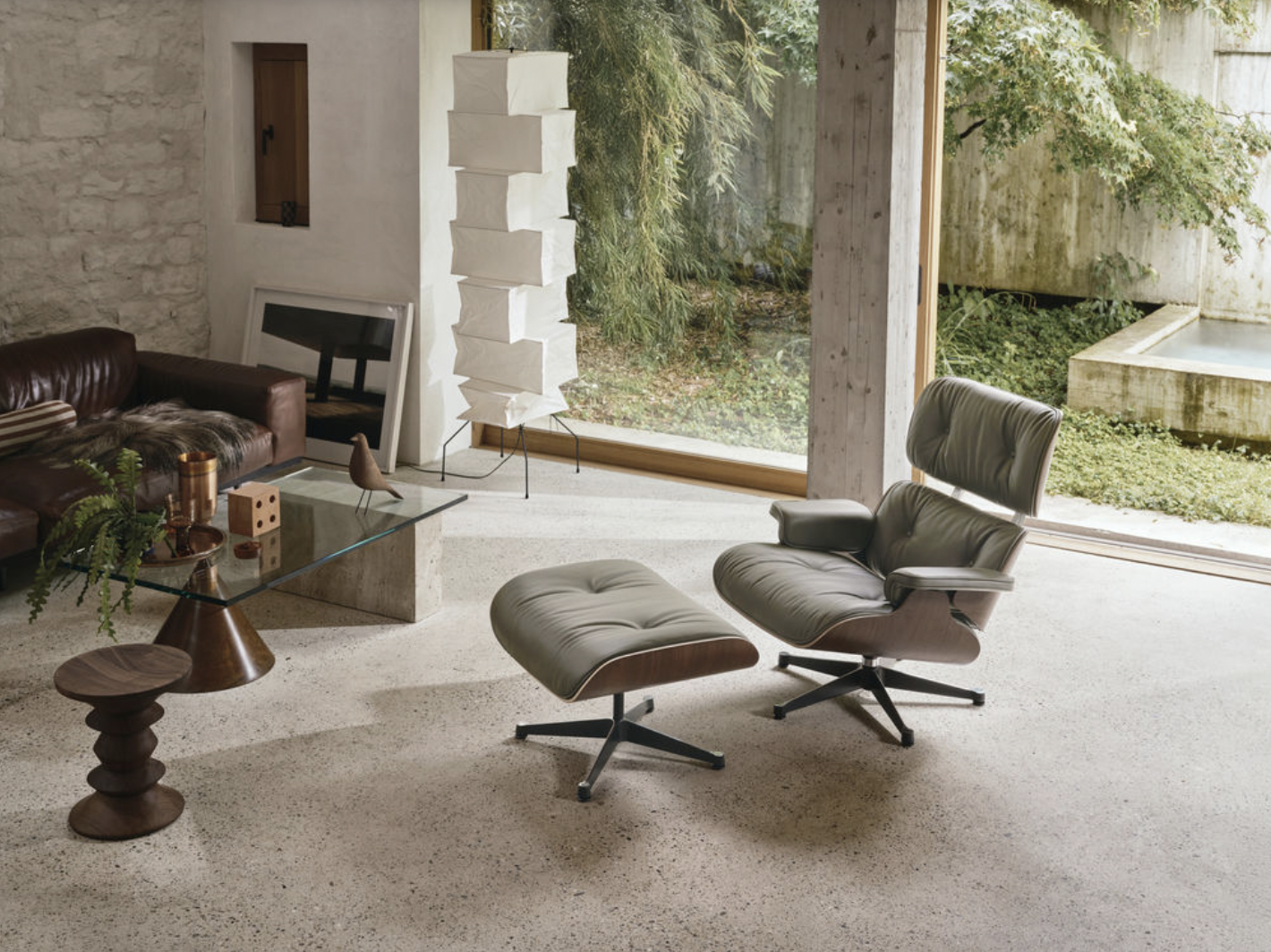 Vitra Eames Lounge Chair + Ottoman - Leather Premium F Khaki /Notenhout Donker Gelakt/Gepolijst Aluminium en Diepzwarte Zijkanten