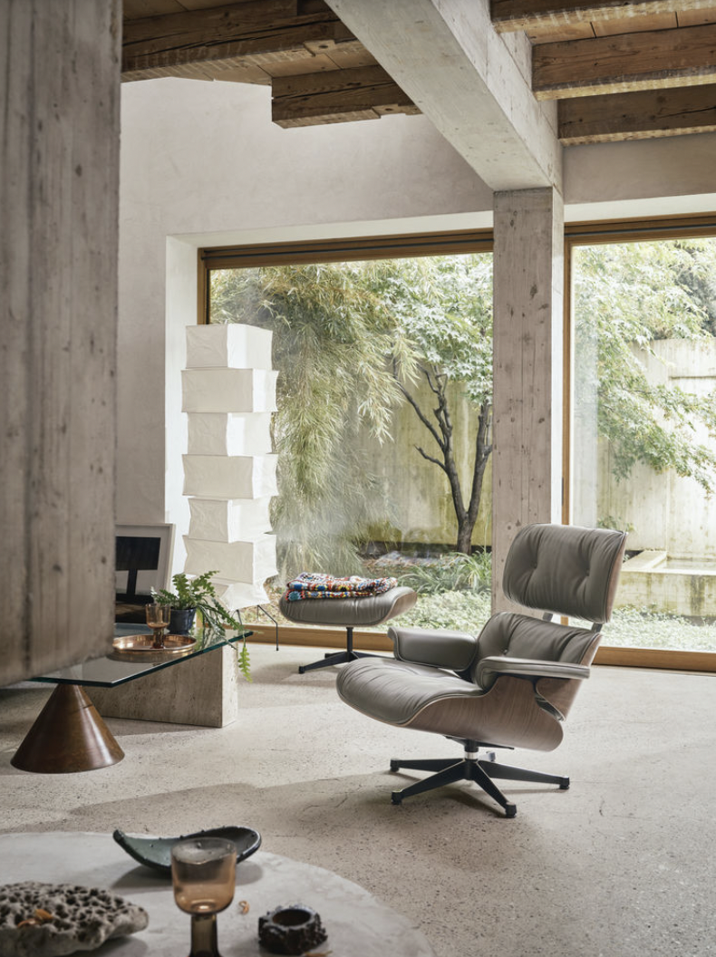 Vitra Eames Lounge Chair + Ottoman - Leather Premium F Khaki /Notenhout Donker Gelakt/Gepolijst Aluminium en Diepzwarte Zijkanten