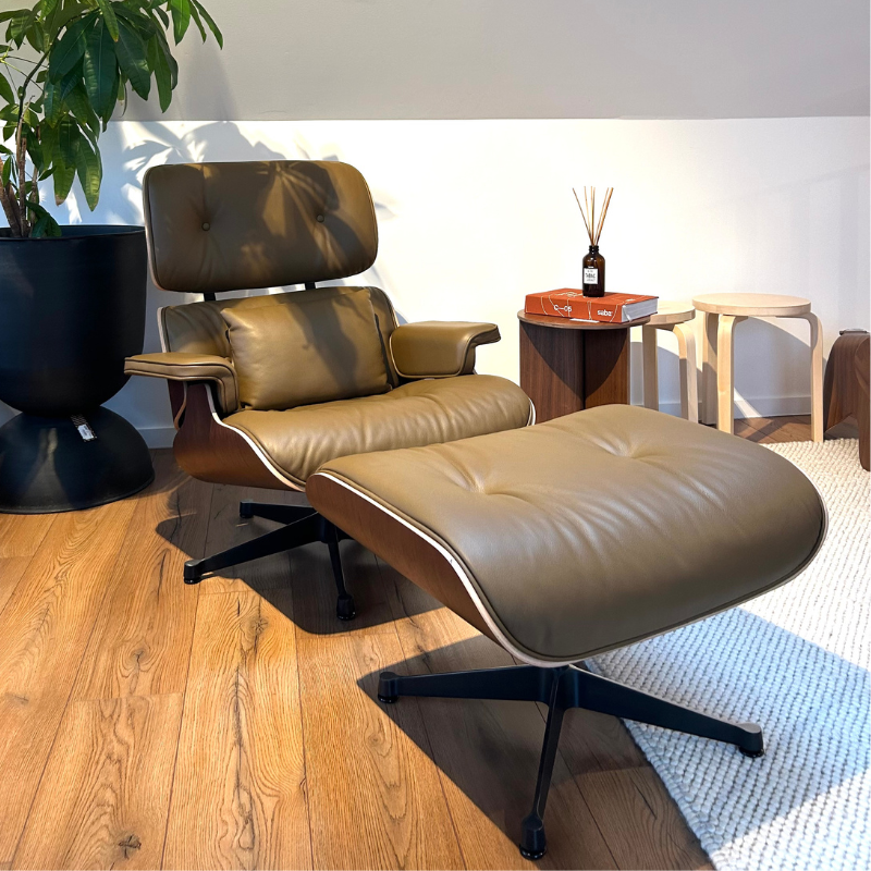 Vitra Eames Lounge Chair XL + Ottoman - Leder Premium F Olive/Notenhout Zwart Gepigmenteerd/Gepolijst Zijkant zwart - SHOWROOM