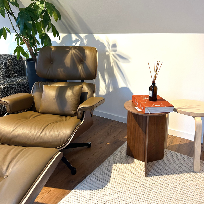 Vitra Eames Lounge Chair XL + Ottoman - Leder Premium F Olive/Notenhout Zwart Gepigmenteerd/Gepolijst Zijkant zwart - SHOWROOM