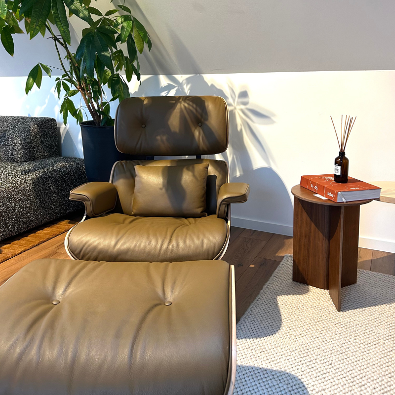 Vitra Eames Lounge Chair XL + Ottoman - Leder Premium F Olive/Notenhout Zwart Gepigmenteerd/Gepolijst Zijkant zwart - SHOWROOM