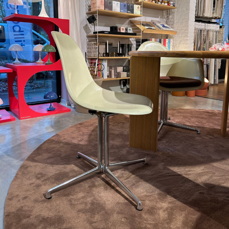 Vitra Set van 4 - Eames Fiberglass Side Chair DSL + Eames Fiberglass Armchair DAL met zitkussen in Moss Terracotta 012- Parchment/Gepolijst - SHOWROOM