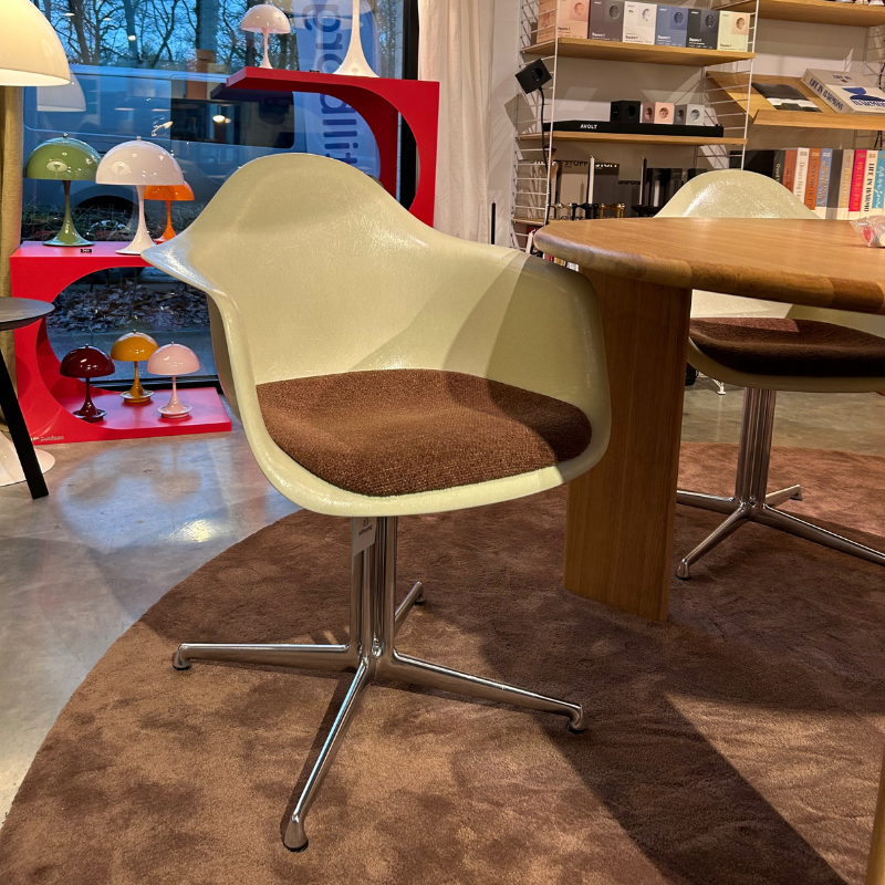 Vitra Set van 4 - Eames Fiberglass Side Chair DSL + Eames Fiberglass Armchair DAL met zitkussen in Moss Terracotta 012- Parchment/Gepolijst - SHOWROOM