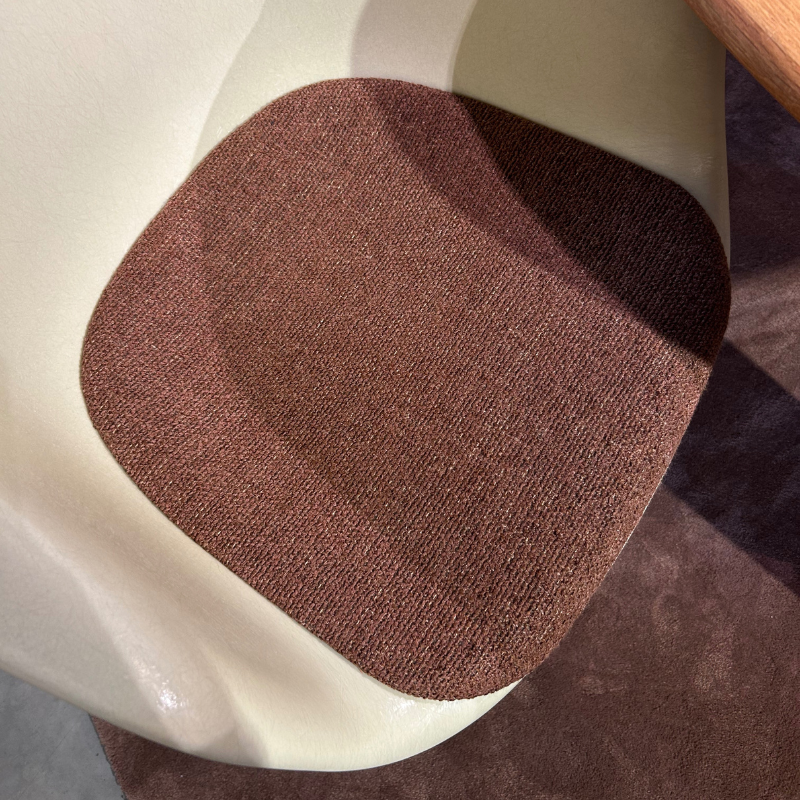 Vitra Set van 4 - Eames Fiberglass Side Chair DSL + Eames Fiberglass Armchair DAL met zitkussen in Moss Terracotta 012- Parchment/Gepolijst - SHOWROOM