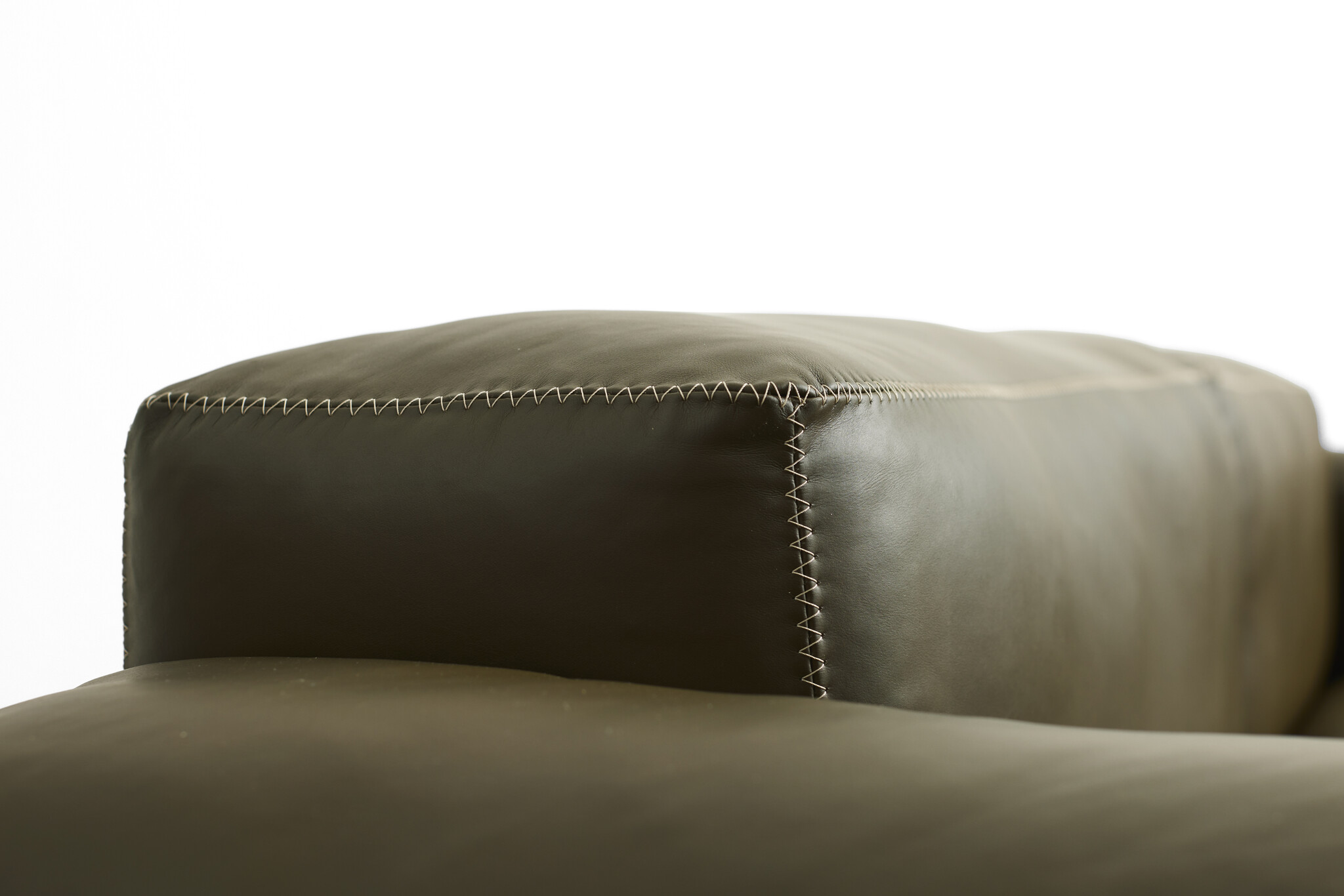 HAY Mags Soft Low 2,5 Seater comb 1 - Sense Forest/Beige Stiches