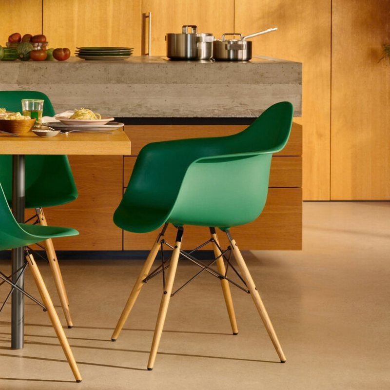 Vitra Eames Plastic Armchair RE DAW - Esdoorn Goud Onderstel