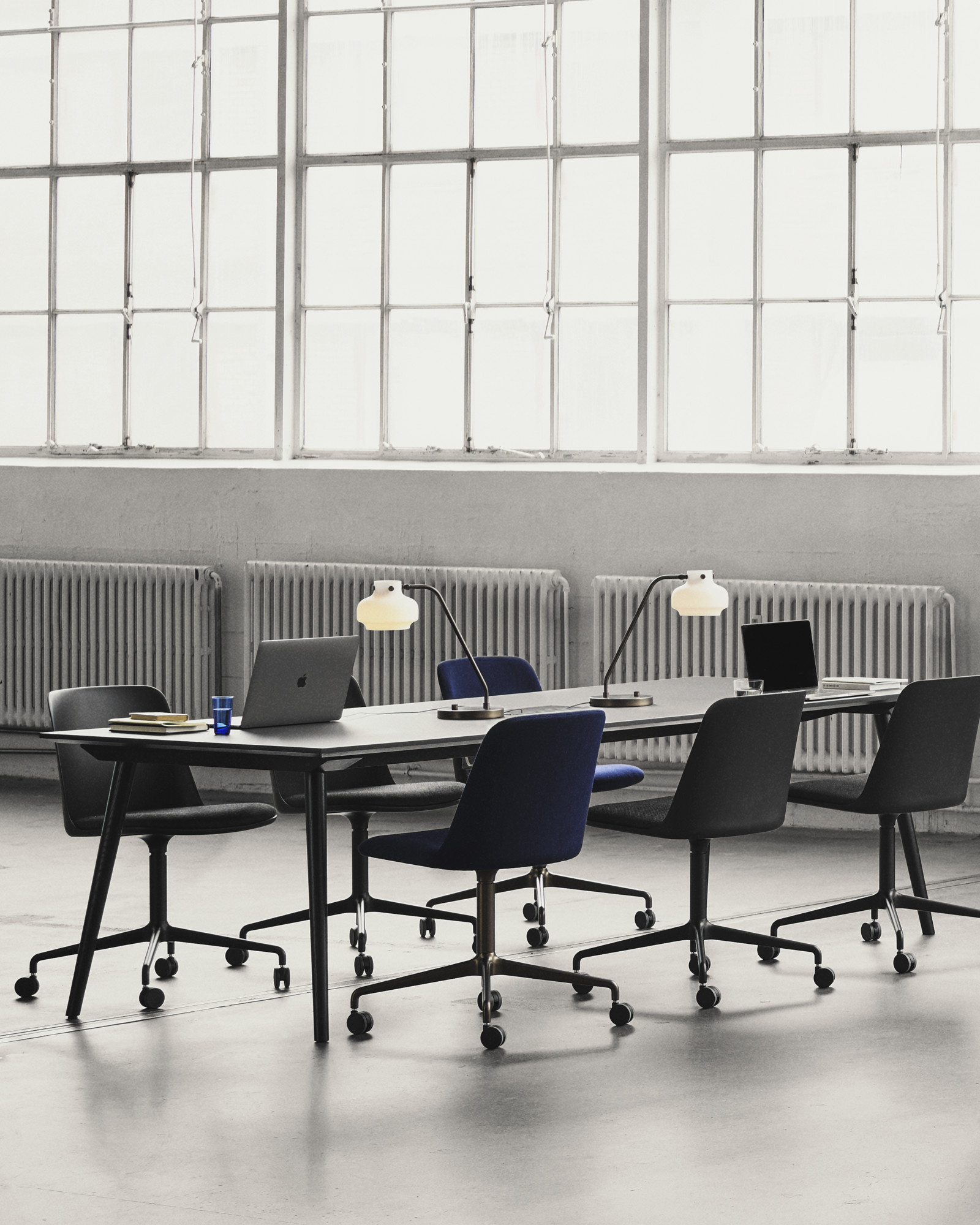 &Tradition Rely Chair HW23 - Black Base Noble Black Leather