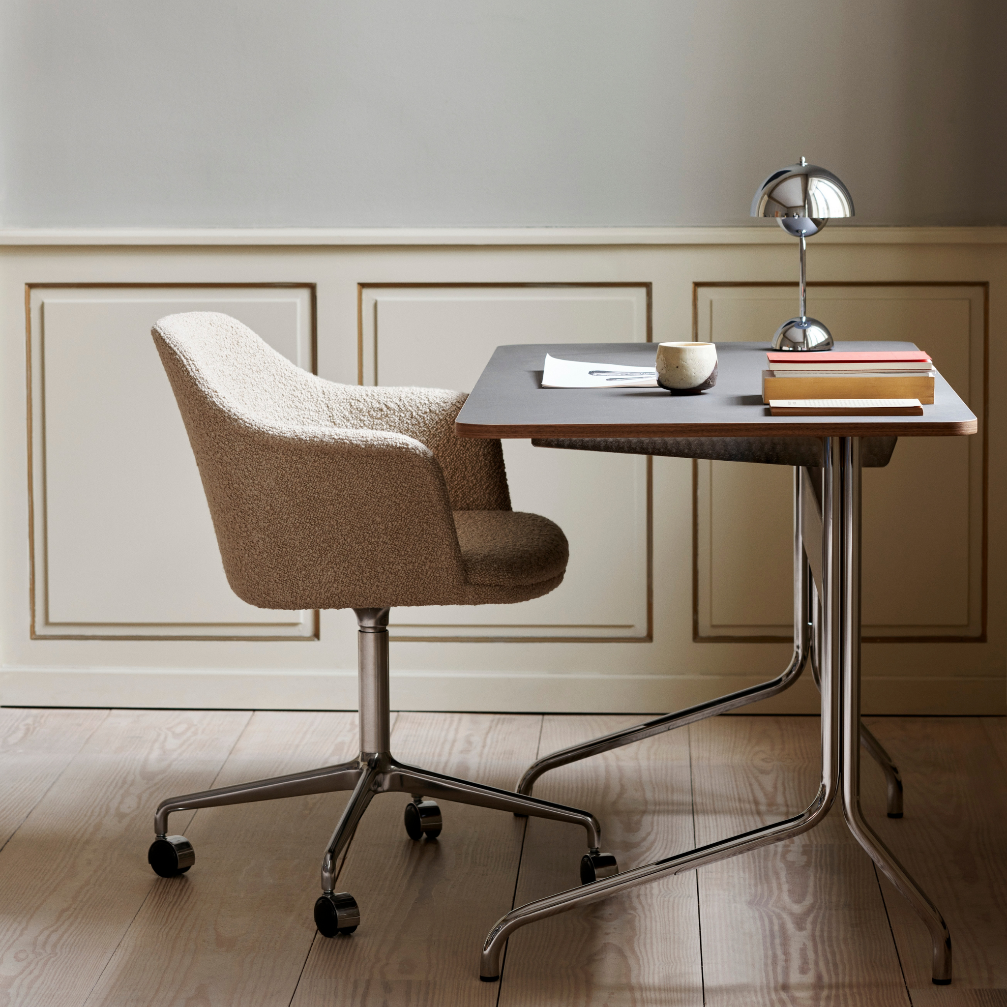 &Tradition Rely Chair HW51 - Polished Aluminium Base Karakorum 001
