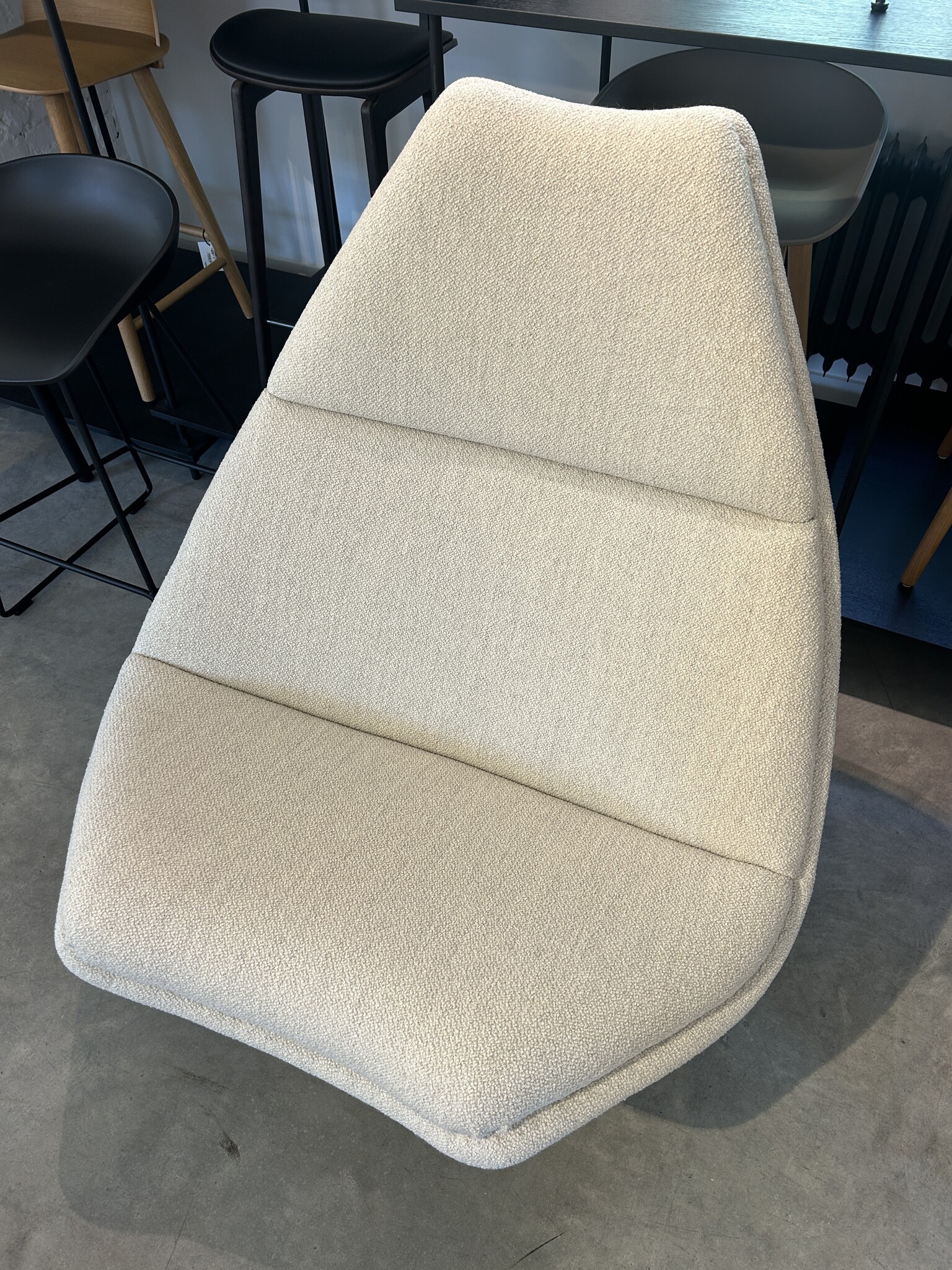 Artifort F 510 Fauteuil Hoog - Artifort Viya 102 - Poedercoat P33 Grey Beige RAL 1019