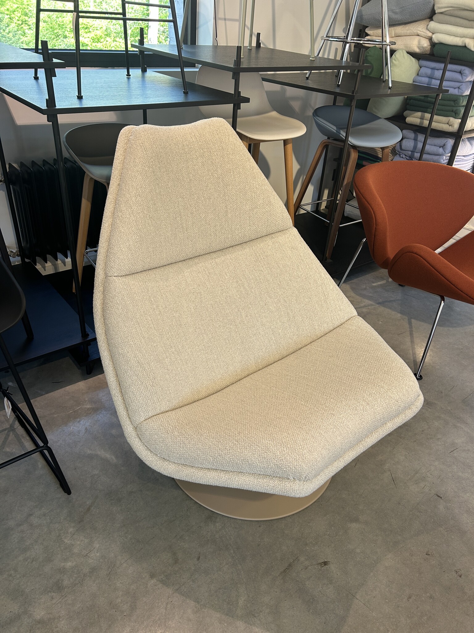 Artifort F 510 Fauteuil Hoog - Artifort Viya 102 - Poedercoat P33 Grey Beige RAL 1019