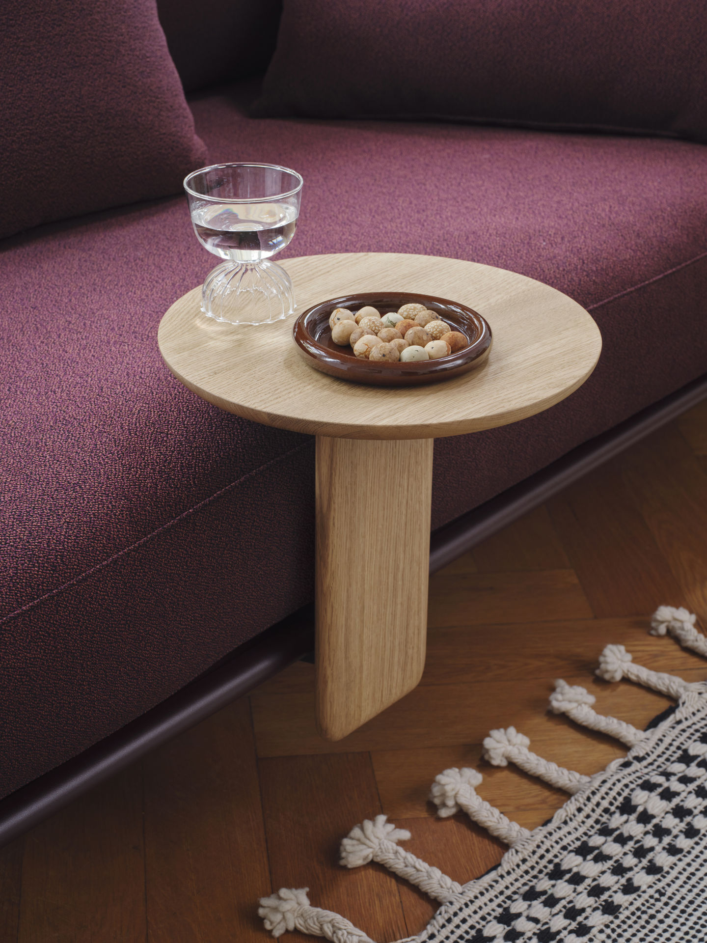 Vitra Anagram Sofa - Dark Bordeaux frame - Cento Dark Red Melange - aanbouwtafel eik 30 x 90cm