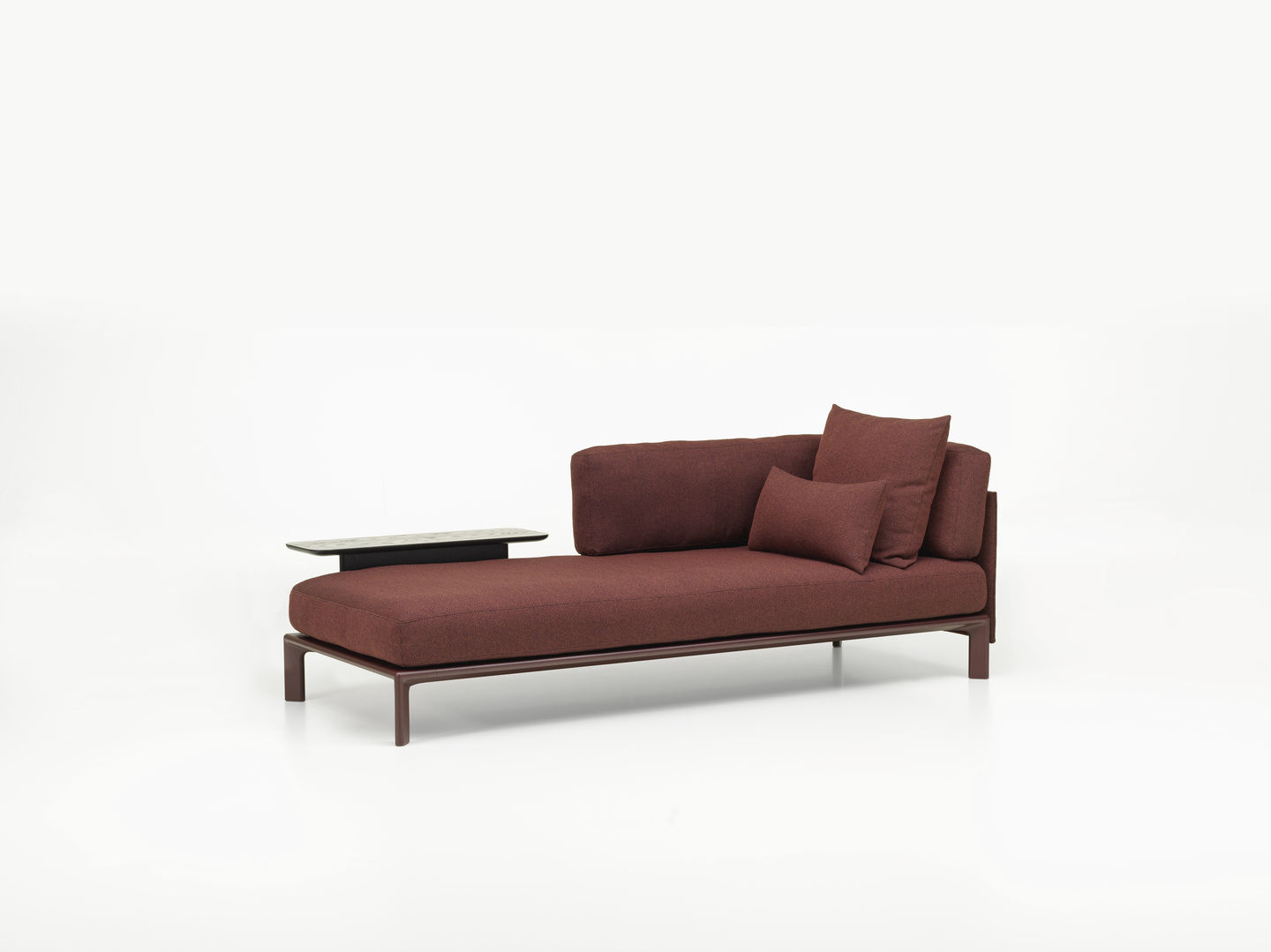 Vitra Anagram Sofa - Dark Bordeaux frame - Cento Dark Red Melange - aanbouwtafel eik 30 x 90cm