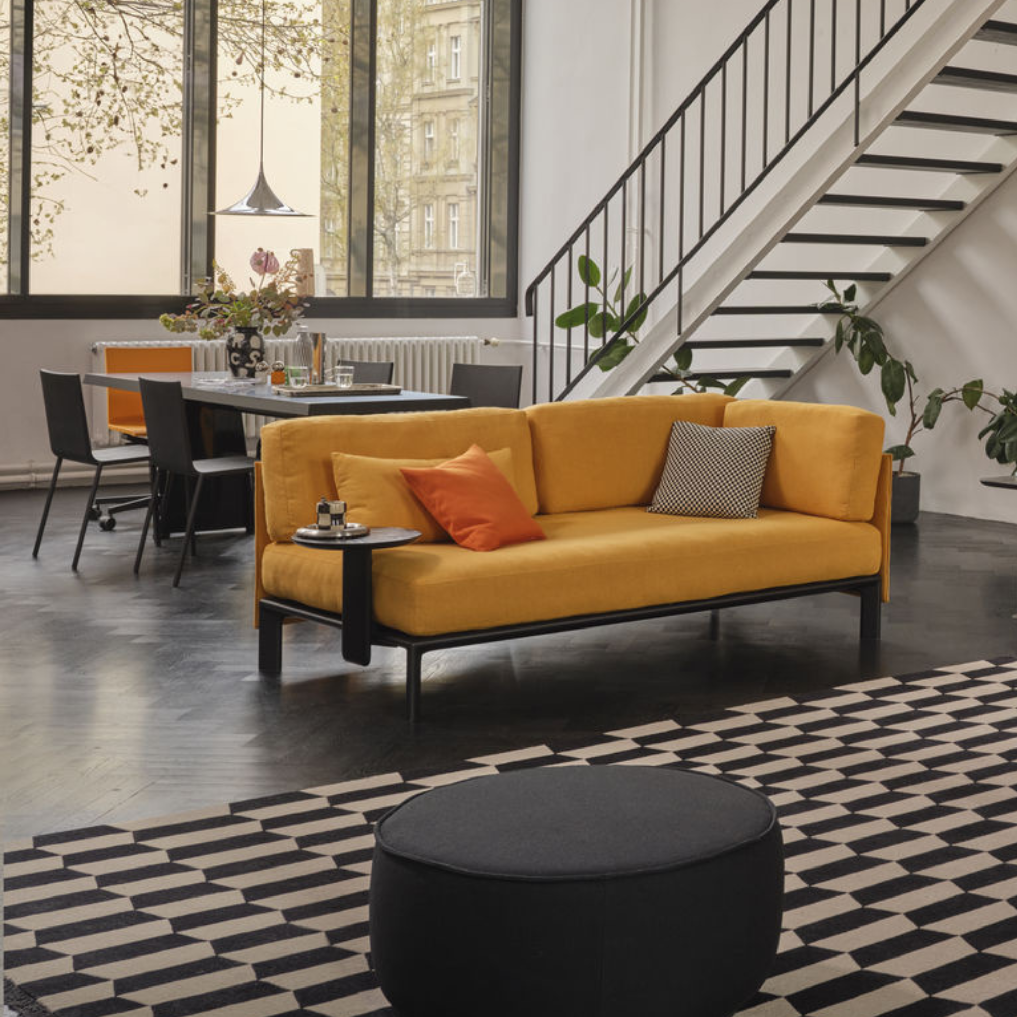 Vitra Anagram Sofa - Basic Dark frame - Dumet Mango Melange - aanbouwtafel zwart es gelakt ⌀35