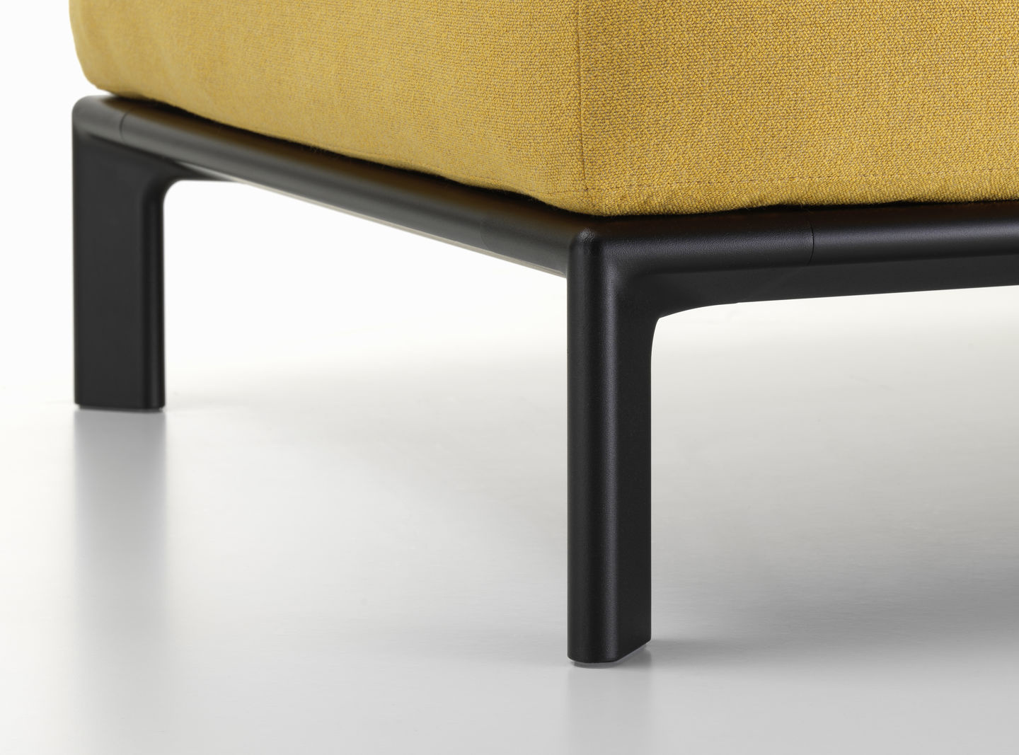 Vitra Anagram Sofa - Basic Dark frame - Dumet Mango Melange - aanbouwtafel zwart es gelakt ⌀35