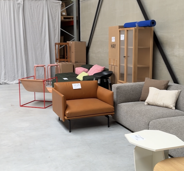 Muuto Outline Chair - Refine Leather Cognac/Black - SHOWROOMMODEL