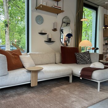 Vitra Anagram sofa - Chalk frame - Corsaro Sand Melange 06 + aanbouwtafel eik ⌀35 (SHOWROOM)