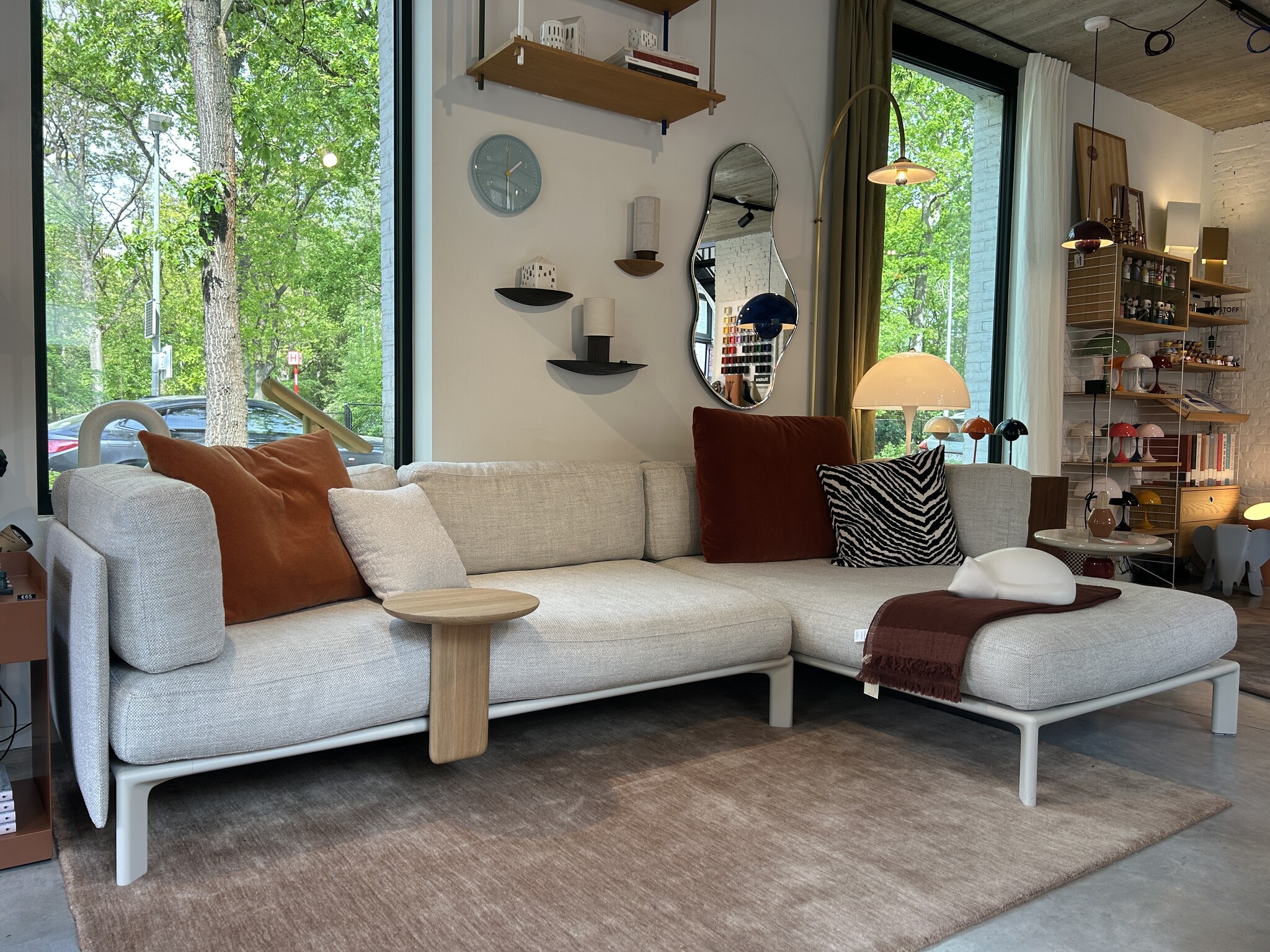 Vitra Anagram sofa - Chalk frame - Corsaro Sand Melange 06 + aanbouwtafel eik ⌀35 (SHOWROOM)
