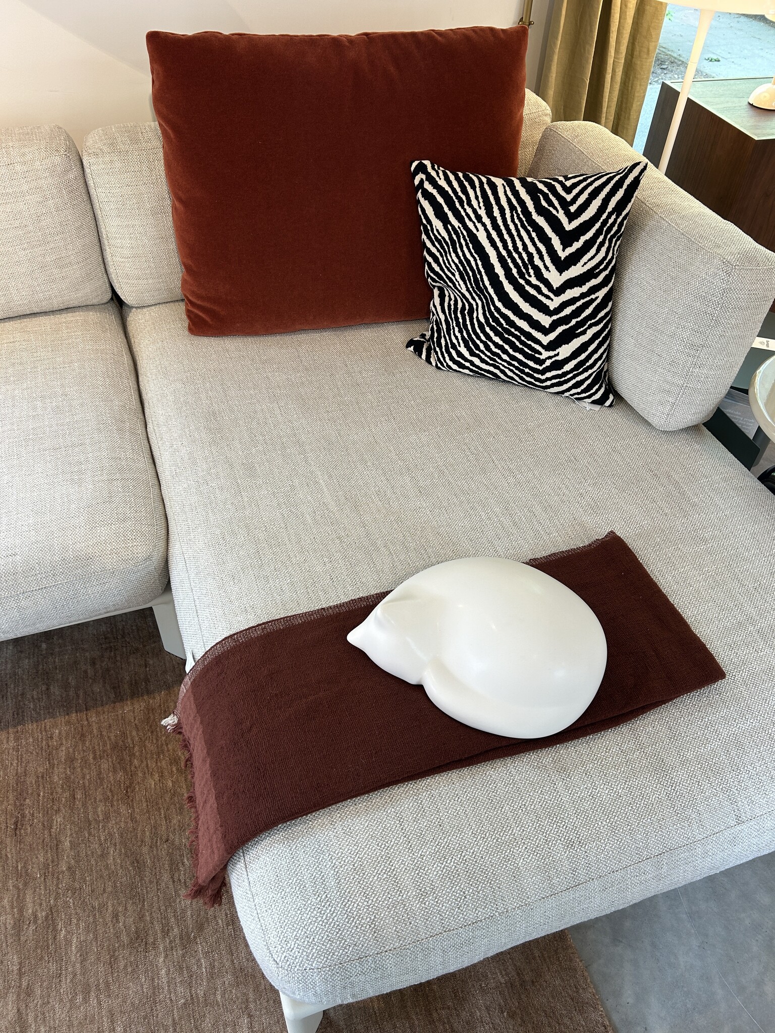 Vitra Anagram sofa - Chalk frame - Corsaro Sand Melange 06 + aanbouwtafel eik ⌀35 (SHOWROOM)
