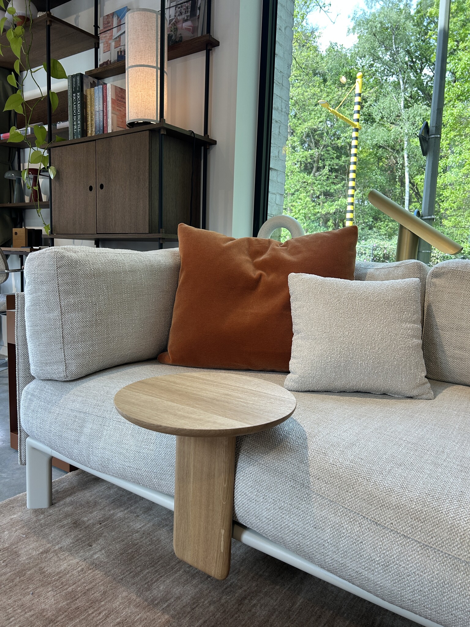 Vitra Anagram sofa - Chalk frame - Corsaro Sand Melange 06 + aanbouwtafel eik ⌀35 (SHOWROOM)