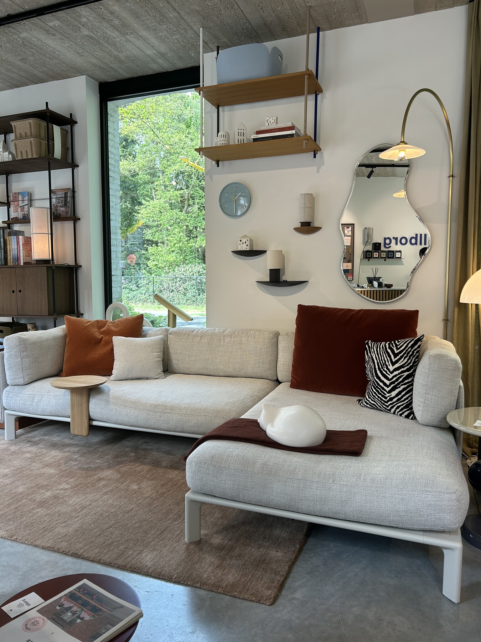 Vitra Anagram sofa - Chalk frame - Corsaro Sand Melange 06 + aanbouwtafel eik ⌀35 (SHOWROOM)