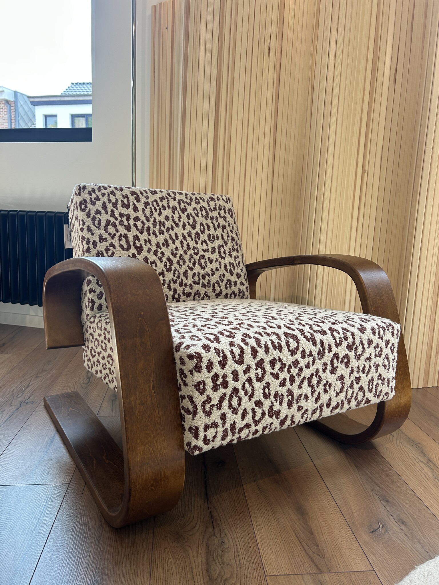 Artek Armchair 400 Tank - Walnoot Gebeitst/Tablu 332 Brown-Leo