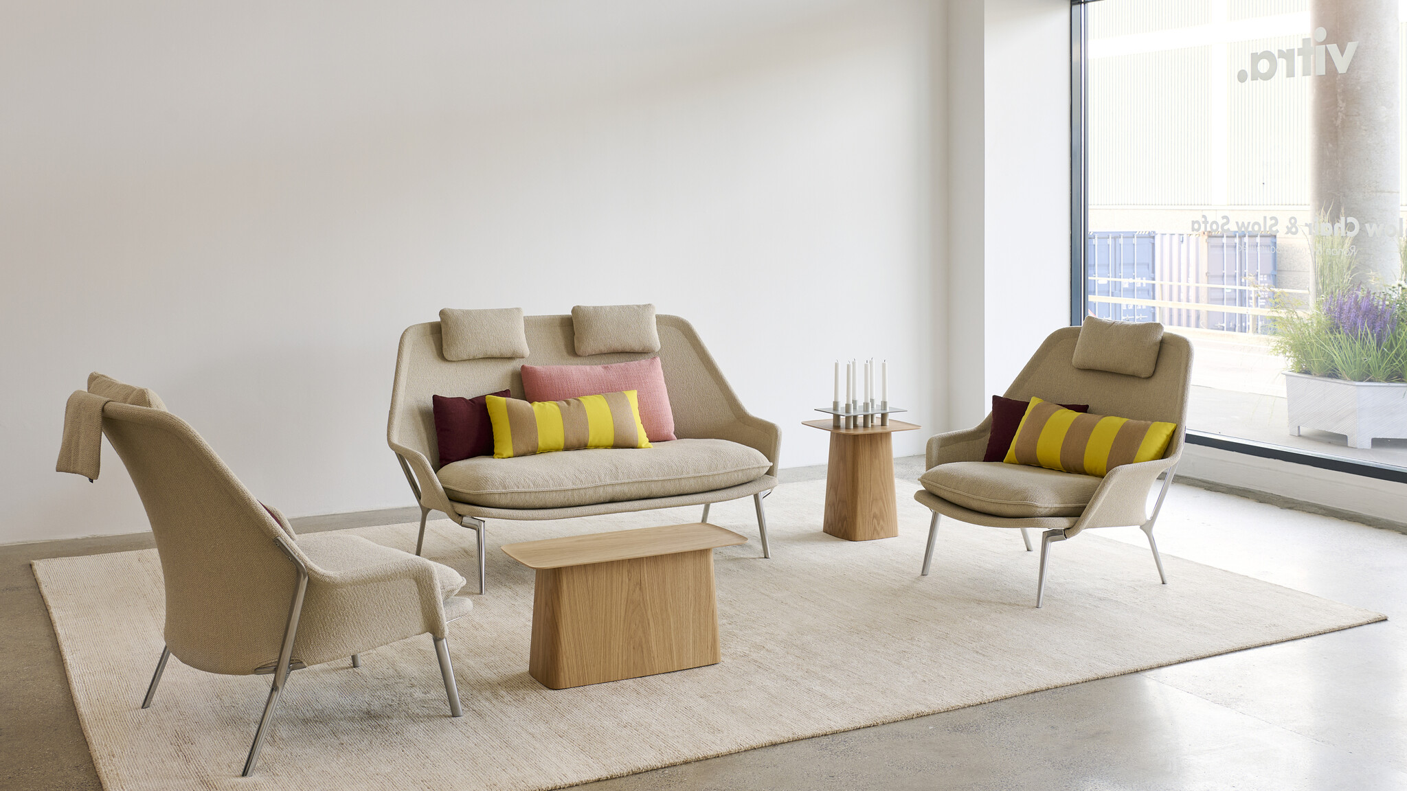 Vitra Slow Chair en Ottoman (stof) - Flocca (beige) - Kussen 40 x 30 (Credo - Pale rose/cognac) - Kussen 65 x 30 (Hola - Chestnut)