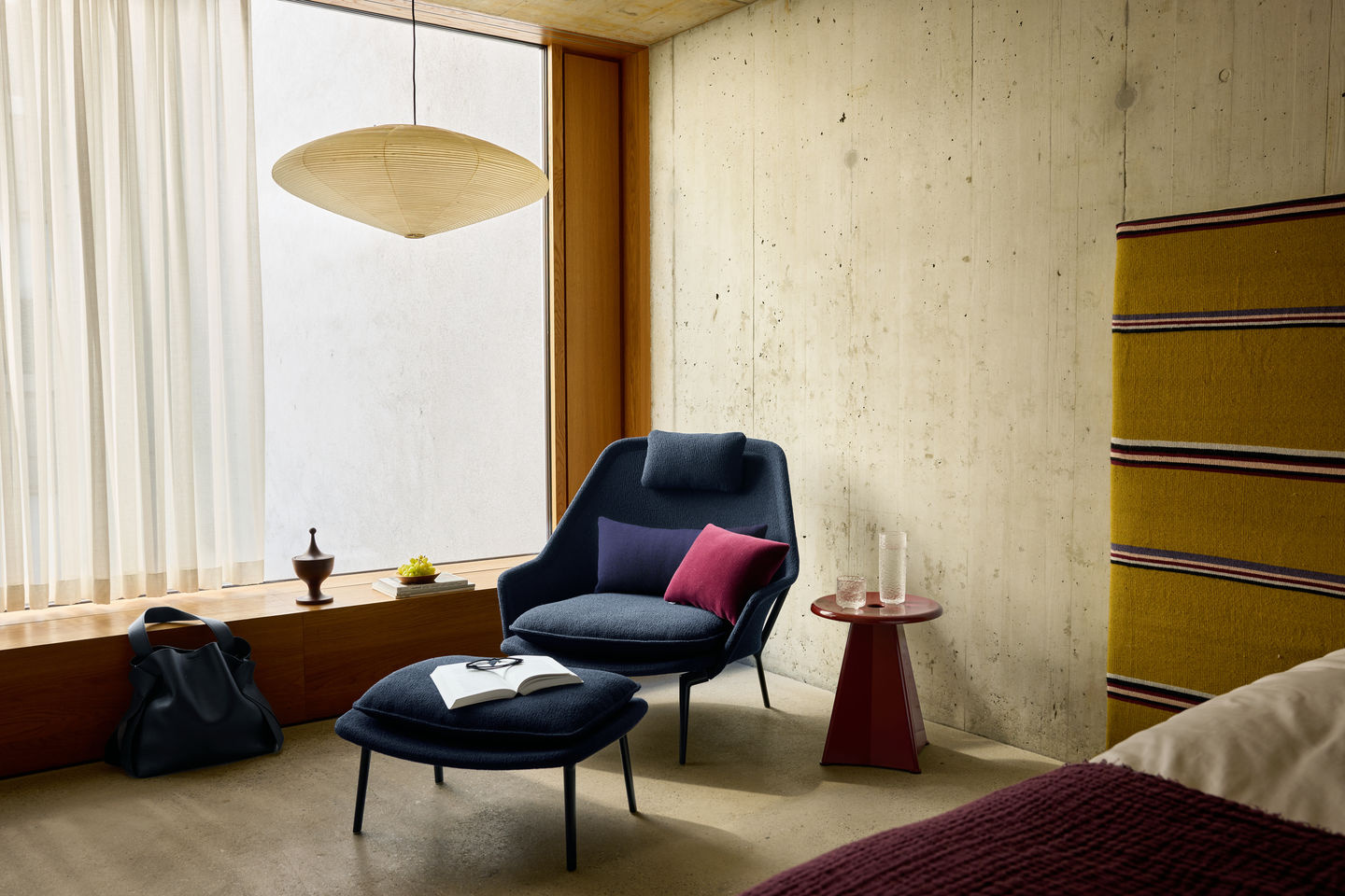 Vitra Slow Chair en Ottoman (stof) - Flocca (beige) - Kussen 40 x 30 (Credo - Pale rose/cognac) - Kussen 65 x 30 (Hola - Chestnut)